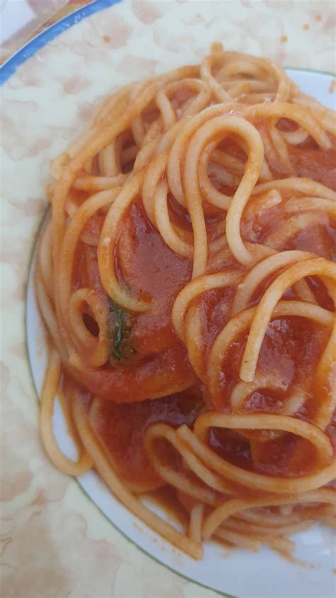 Massimo's Simple Tomato Pasta Sauce Recipe - Livguine