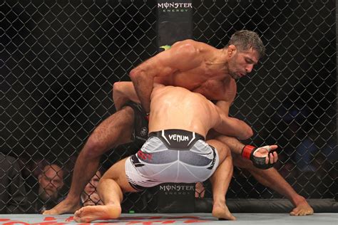 VIDEO Charles Oliveira Starches Beneil Dariush At UFC 289