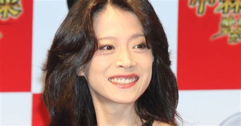 中森明菜 スリット入りドレスで熱唱動画公開にファン歓喜「可愛すぎない!?」「歌声聴けて嬉しい」（3ページ目） | 女性自身