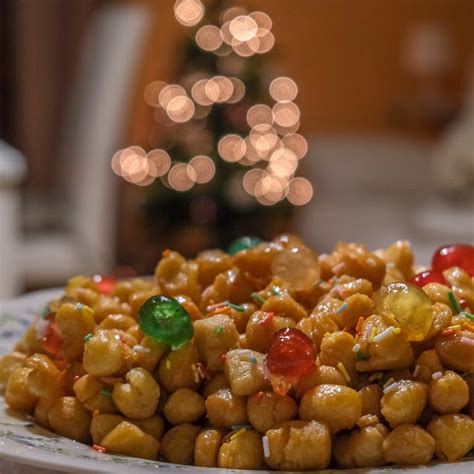 Ricetta Natalizia Degli Struffoli Seduti A Tavola