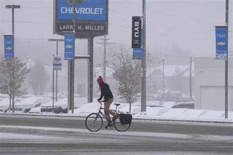 Arctic Blast Grounds Planes as Airline Crews Shelter From Blizzard ...