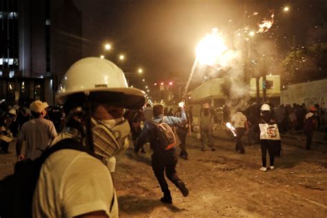 Protestas En Lima Así Fue El Enfrentamientos Entre Manifestantes Y La Pnp Que Dejó Un Fallecido