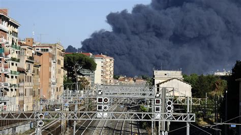 Maxi Incendio A Roma Gigantesca Nube Nera Invade La Citt