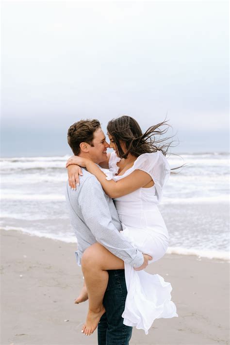 Couple poses beach photography – Artofit