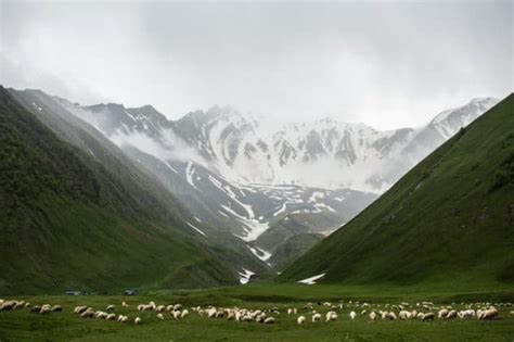 V-shaped Valley: Formation, Examples and Fascinating Facts | Earth Eclipse