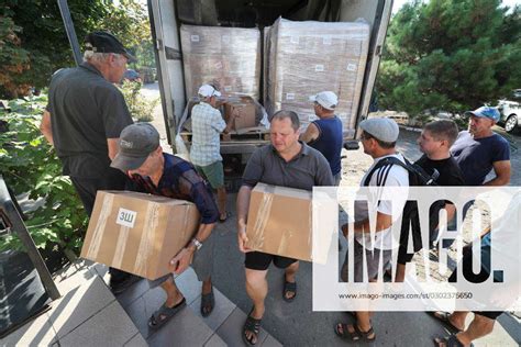 Russia Kherson Region August People Unload Boxes Of