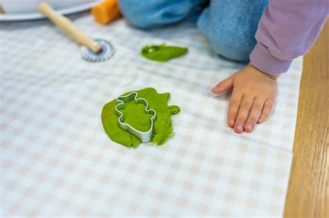 Una Ni A Jugando Con Plastilina Desarrollo Sensorial Y Experiencias