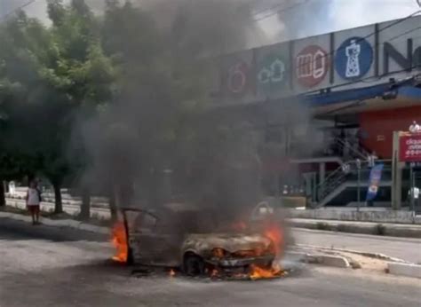 VÍDEO Carro pega fogo e fica completamente destruído na Maria Lacerda