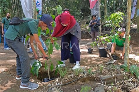 AKSI WARTAWAN PEDULI LINGKUNGAN ANTARA Foto