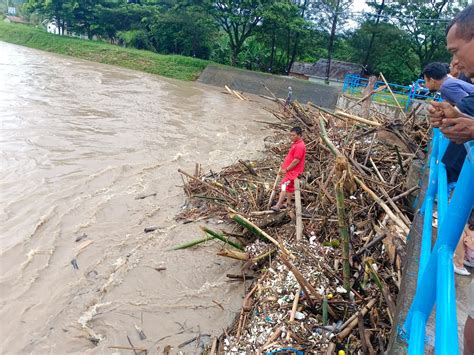 Keruh Dan Kayu Tersangkut Ancam Ketersediaan Air Bersih Warga Lahat