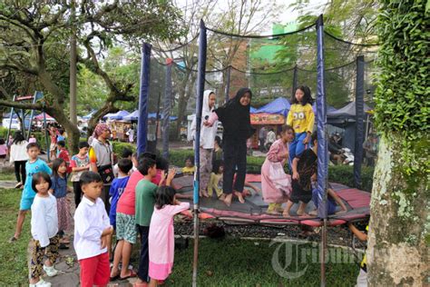 Ngabuburit Di Taman Kompleks Jati Permai Kota Bandung Foto