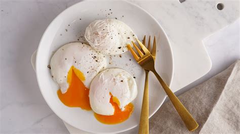 Make The Perfect Poached Eggs With An Easy Strainer Hack