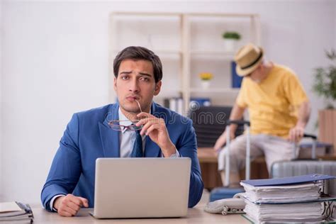 Jefe Masculino Viejo Y Joven Empleado En El Concepto De Vacaciones De