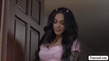 Latina TS se pone cachonda y se folla al vendedor de aceite después de ver los pezones XVIDEOS