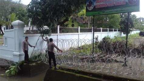 Kantor Kpu Takalar Dipasangi Kawat Berduri Tribun Timur