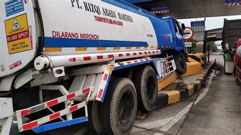 Truk Bermuatan Solar Tabrak Pembatas Di Pintu Tol Srondol Sopir