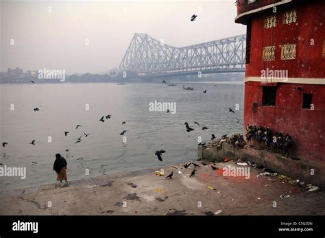 Scene on the Hooghly River in Kolkata Stock Photo - Alamy