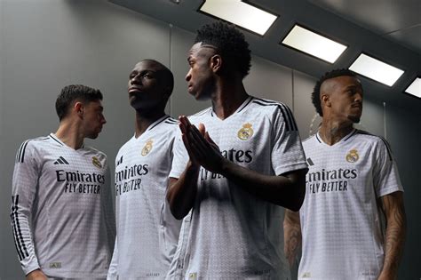 Real Madrid presenta su indumentaria para la próxima temporada