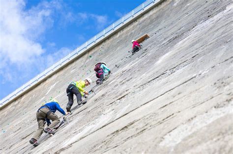 Klettern Direkt An Der Staumauer Vom Silvrettasee Im Montafon