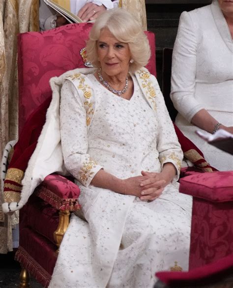 Camilla All Incoronazione Con L Abito Ricamato D Oro I Simboli