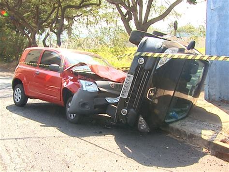 G1 Batida entre dois carros fere duas pessoas e criança em Ribeirão