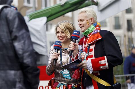 Sabine Heinrich Beim Rosenmontagszug Alle Gucken Auf Ihren Ohrring