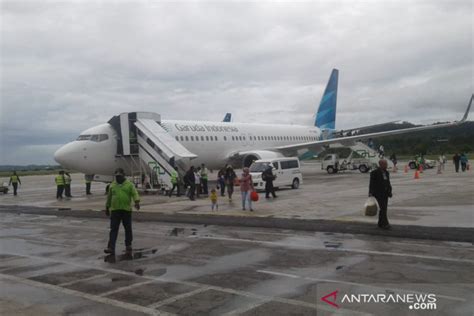 Pesawat Garuda Pecah Ban Di Biak Antara News