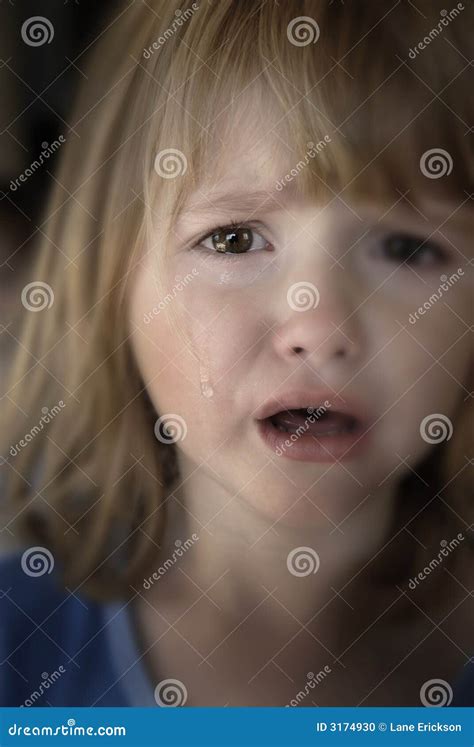 Petite Fille Pleurant Avec Des Larmes Photo stock Image du enfoncé