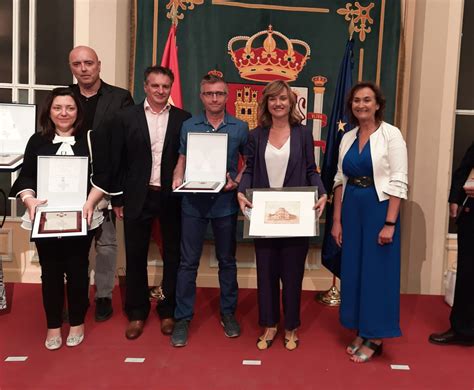 El Ministerio de Educación homenajea a 56 institutos centenarios tres