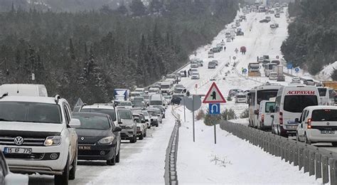 Son dakika Kar yağışı hayatı olumsuz etkiledi 5 kilometrelik araç