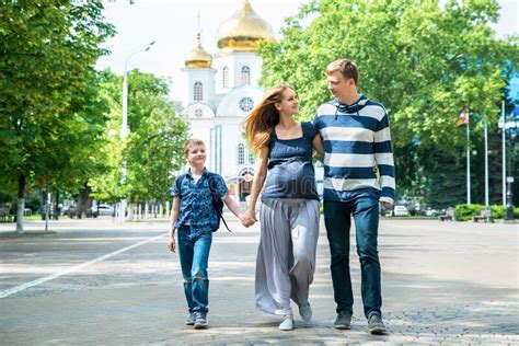 Familia Feliz Caminando Juntos Madre Embarazada Padre E Hijo Pasan