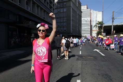 Mulheres Tomam As Ruas De Porto Alegre Por Direitos Extra Classe