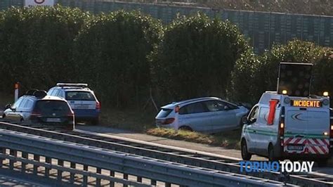 Salerano Canavese Auto Fuori Strada A5 Torino Aosta 3 Gennaio 2018