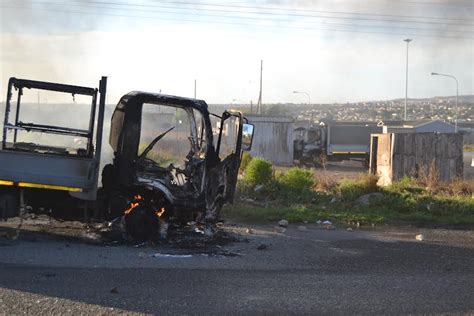 Vehicles Set Alight As Protesters Demand Water And Sanitation In Gqeberha The Citizen