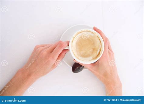 Les Mains De La Femme Tenant La Tasse De Cappuccino Photo Stock Image Du Fond Matin 72219654