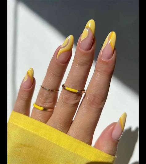 Foto Unhas Decoradas Em Amarelo A Cor Marcante D Um Efeito Nico A