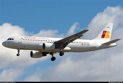 EC LKH Iberia Express Airbus A320 214 Photo by András Soós ID 730275