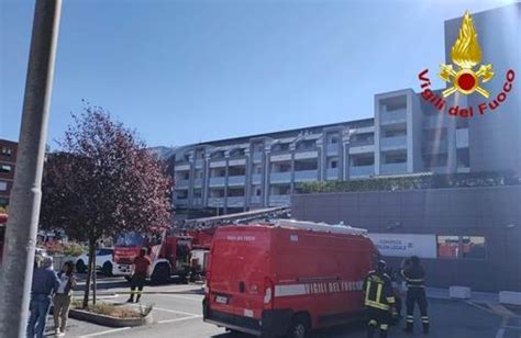 San Mauro Incendio In Una Palazzina Di Cinque Piani Stabile Evacuato