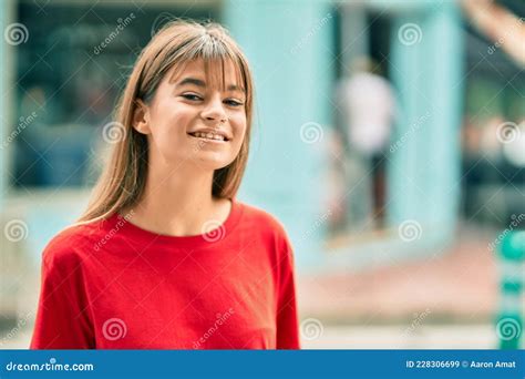 Adolescente Caucásica Sonriendo Feliz Parada En La Ciudad Imagen de