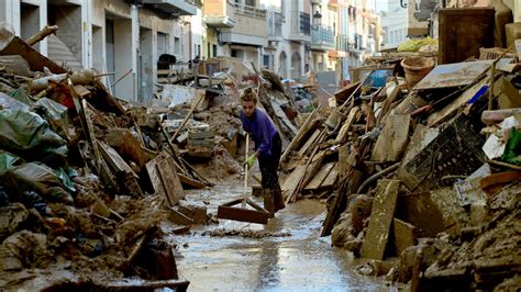 Inondations en Espagne 223 morts selon un nouveau bilan des autorités