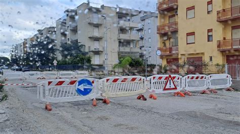 Viale Sciascia Si Sfalda Il Manto Stradale Transennata La Parte