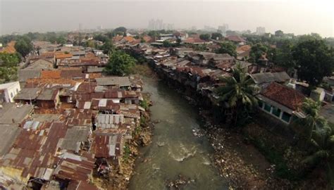 problems  slums  jakarta entempoco