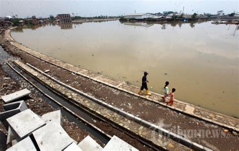 Kolam Retensi Cieunteung Di Kabupaten Bandung Foto