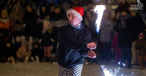 Mikołajkowe Fajroshow na placu Konstytucji zdjęcia