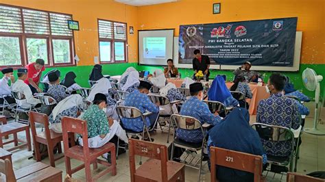 Momen HPN 2022 PWI Basel Bekali 60 Pelajar Di Pulau Besar Ilmu