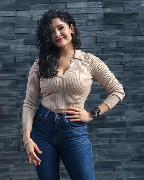 Ritika Singh Hot Cleavage Exposed In Tight T Shirt Glamsundari In