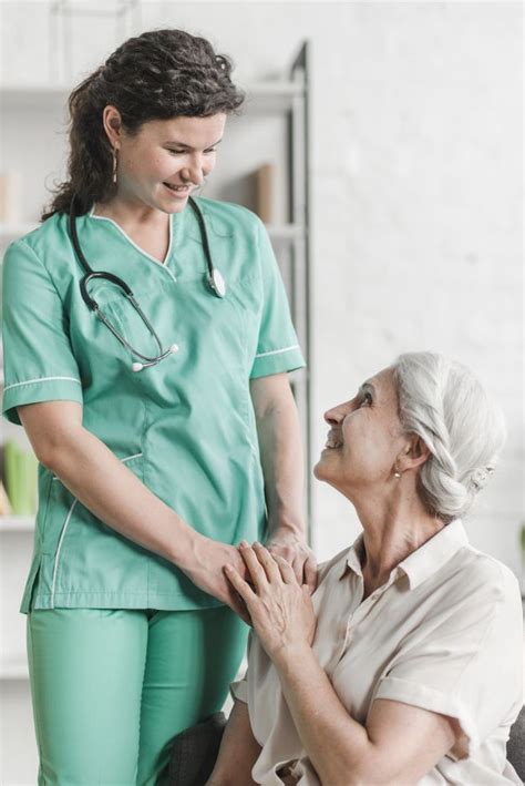 Primer Plano De La Feliz Enfermera Con Su Paciente Foto Gratis Wounds