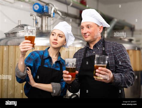 Mujer Y Hombre Cerveceros Comprobar La Calidad De La Cerveza Y Discutir