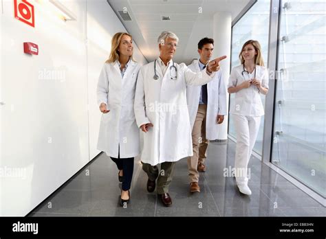 Los médicos y las enfermeras caminando en el pasillo Hospital