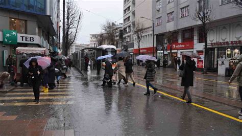 Eskişehir de sağanak Vatandaşlar kaçacak yer aradı